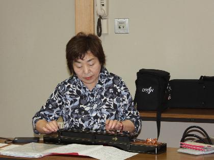 定期的に大正琴サークルによる福祉施設への慰問演奏や子どもたちへの読み聞かせ会を行っている人たちがいます。「幼児から大人まで幅広い人たちと交流でき、日々の暮らしに張り合いがあります」と話しています。