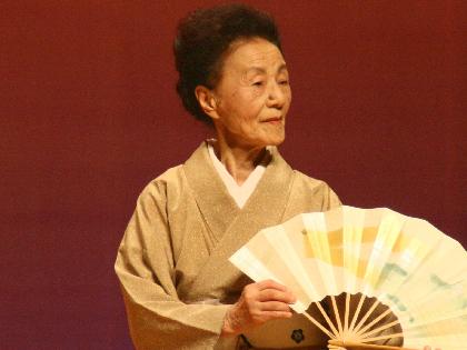一日市盆踊りや子ども秋田音頭を継承するため「伝承サークル」を作って子どもたちに指導したり、正しい盆踊りを伝える目的で盆踊り保存員に指導したりしている人がいます。