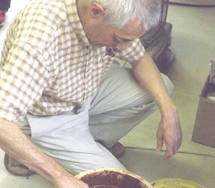 20年ほど前に地元の公民館で開催された「陶芸教室」を受講したことを契機に自主的に陶芸同好会を立ち上げた人たちがいます。現在も数々の作品を製作し、地域の芸術祭などに出品するほか高校生なども指導しています。