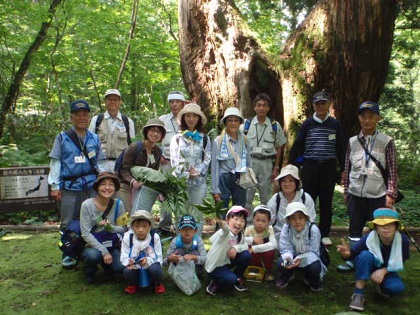 豊かな自然に学び、楽しむ自然観察会を続けている人たちがいます。「子どもたちが大人になったときに、自然の中で触れた花や動植物のことが、一つでも記憶に残っていてほしい」と話しています。