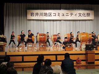 文化祭での子ども仙人太鼓披露