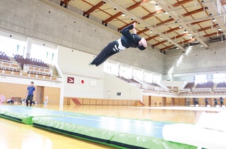 新体操の技を練習する大友さん