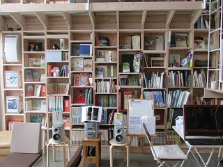 私設図書館「本庫HonCo」の内部