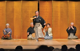 囃子の音色とともに『羽衣・序ノ舞』を演じる