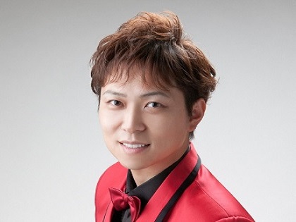 歌唱力とスター性、将来性を評価されて「鏡元もとじ」の芸名で歌手としてメジャーデビューし、オリコンチャートで好成績をおさめた一方、地域の介護施設の慰問や小学校のPTA役員活動で積極的に活躍している人がいます。