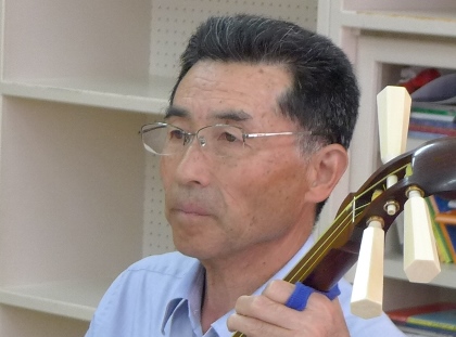 高校時代に始めた民謡の道を極めて数々の大会で輝かしい成果を収めた一方、美郷町で民謡「長者の山」伝承講座の講師を務め、また大曲農業高校の太田分校で全校生徒に民謡を教えている人がいます。