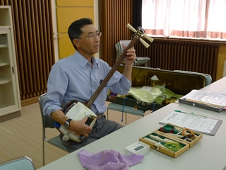 三味線を指導
