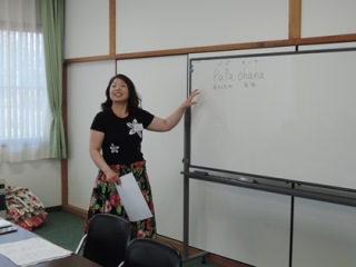 フラダンスの基礎を指導