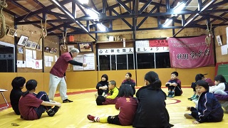 指導に聴き入る