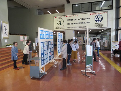 生涯学習センターで絵手紙サークルの展示が行われました。日ごろの活動で作成した素敵な作品の数々に、大勢の来館者が足を止めていました。