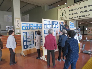 力を合わせて作業中