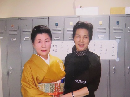 生涯学習奨励員として、会員の交流事業などに積極的に関わっている人がいます。日本舞踊の指導や高齢者施設への訪問などを行い、地域のために活躍しています。