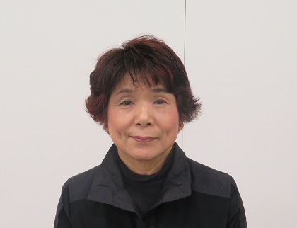 生涯学習奨励員として、「移動ブルーの窓口」で集落を訪問しての活動を行っている人がいます。得意分野の「脳トレーニング」は、子どもから高齢者まで幅広く親しまれています。
