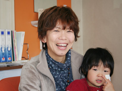 「今いるお医者さんを大切にしよう」と、みんなでお医者さんに感謝の気持ちを伝える「ありがとうカード」を贈ったり、市民に地域医療の現状を伝えたりしている人たちがいます。