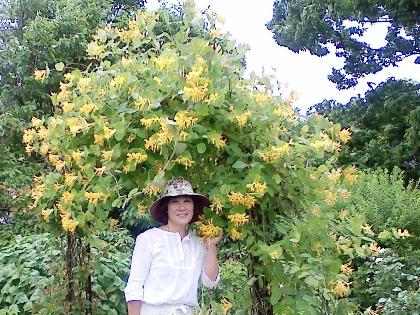 行動人 行動人 こうどうびと とは 秋田県の生涯学習がめざす人間像です イングリッシュガーデンと創作料理で癒やしの空間を演出し グリーンツーリズムを実践している人がいます 花は力を持っている 庭を通じて 今生きている時間と命の大切さを感じてもらい